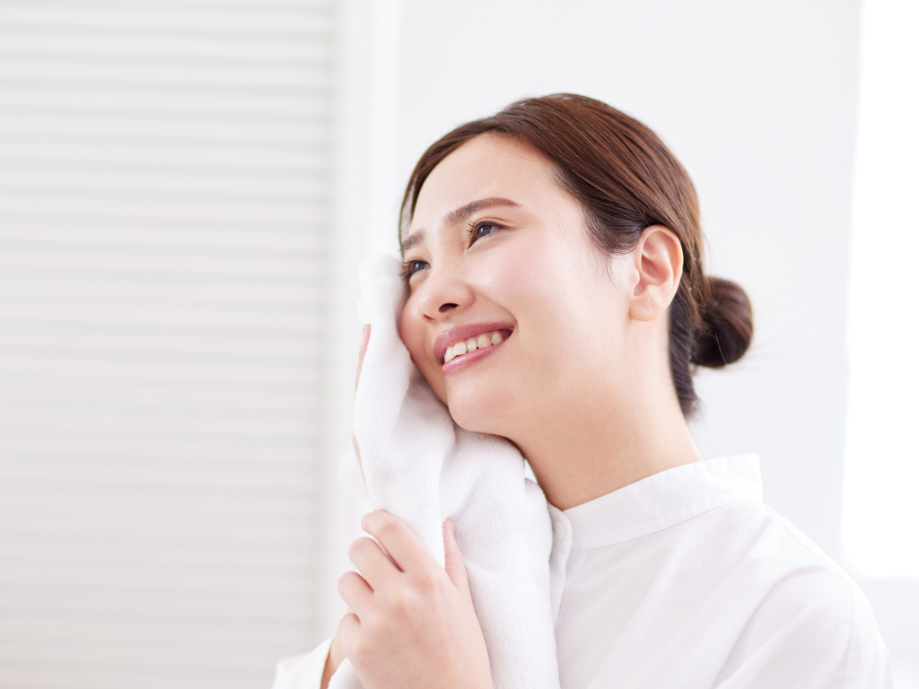 What is the difference between melasma and sunspots?
